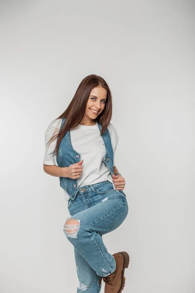 Engraçado Alegre Menina Bonita Com Sorriso Bonito Moda Roupas Jeans — Fotografia de Stock