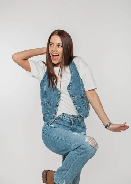 Schöne Emotionale Positive Frau Mit Lustigen Emotionen Modischen Jeans Outfit — Stockfoto