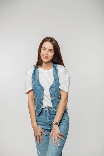 Glückliche Schöne Modische Mädchen Mit Einem Lächeln Trendigen Stilvollen Jeans — Stockfoto