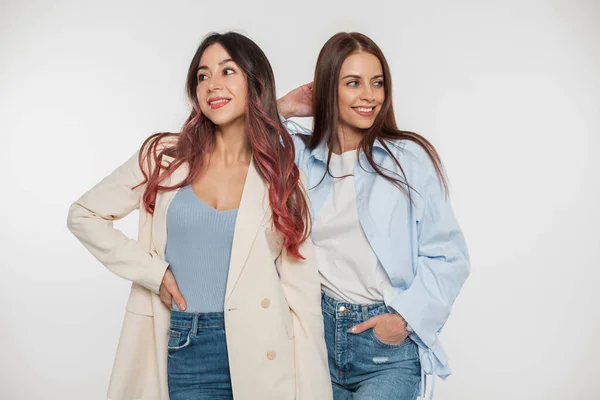 Zwei Schöne Junge Glückliche Freundinnen Modischer Jeans Freizeitkleidung Mit Hemd — Stockfoto