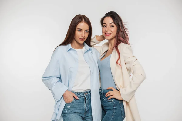Zwei Modische Schöne Freundinnen Stilvoller Freizeitkleidung Mit Hemd Oberteil Und — Stockfoto
