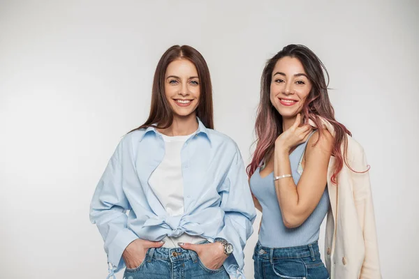 Schöne Glückliche Junge Lächelnde Paar Freundinnen Fröhliche Frauen Modischen Jeansklamotten — Stockfoto