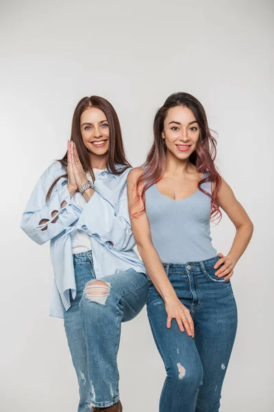 Zwei Glückliche Schöne Freundinnen Lässiger Jeanskleidung Mit Jeans Posieren Auf — Stockfoto