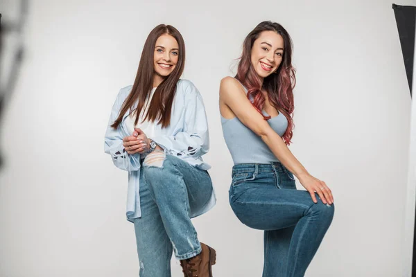 Zwei Lustige Schöne Fröhliche Mädchen Modischer Jeans Freizeitkleidung Posieren Und — Stockfoto