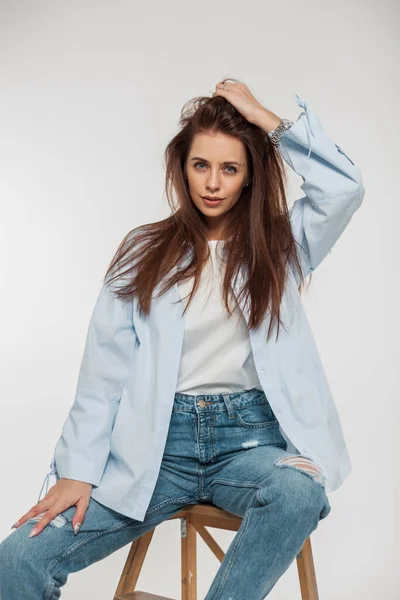 Schöne Junge Stilvolle Mädchen Modell Mode Lässige Jeanskleidung Mit Einem — Stockfoto
