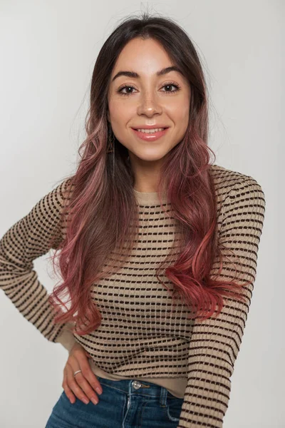 Νεαρή Ευτυχισμένη Όμορφη Γυναίκα Χαμόγελο Και Φακίδες Ροζ Μαλλιά Ένα — Φωτογραφία Αρχείου
