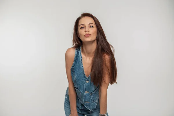 Modelo Mulher Jovem Bonita Moda Roupas Jeans Com Colete Ganga — Fotografia de Stock