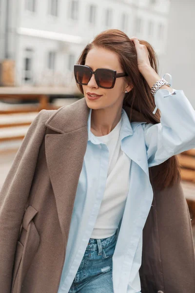 Vacker Casual Mode Modell Elegant Flicka Med Vintage Solglasögon Trendiga — Stockfoto