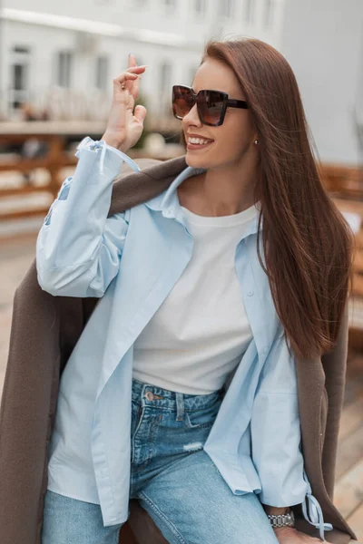 Счастливая Красивая Молодая Женщина Улыбкой Солнечных Очках Модных Джинсовых Повседневной — стоковое фото
