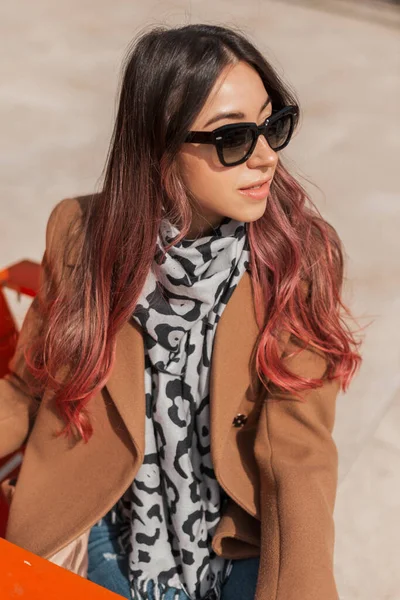 Moda Hermosa Modelo Femenino Con Pelo Rosa Con Gafas Sol — Foto de Stock