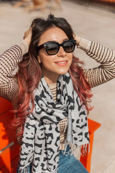 Glad Vacker Ung Kvinna Med Solglasögon Med Fräknar Och Rosa — Stockfoto