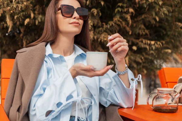 Fashionable Beautiful Girl Stylish Sunglasses Casual Fashion Clothes Sits Terrace — Stock Photo, Image