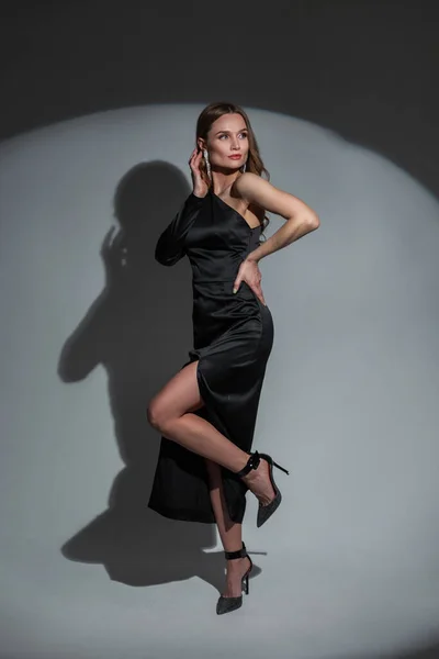 Schöne Schicke Junge Frau Einem Schwarzen Eleganten Kleid Mit High — Stockfoto