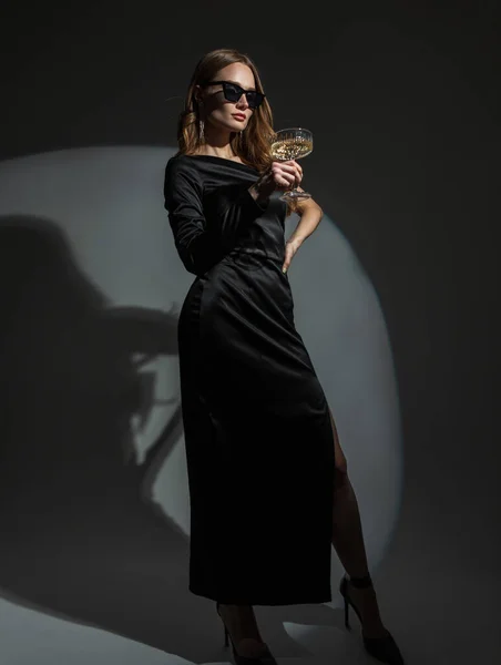 Stylová Krásná Mladá Žena Chladnými Slunečními Brýlemi Módní Černé Elegantní — Stock fotografie