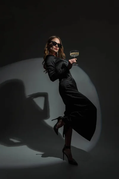 Wunderschöne Stilvolle Frau Mit Cooler Brille Einem Trendigen Schwarzen Abendkleid — Stockfoto