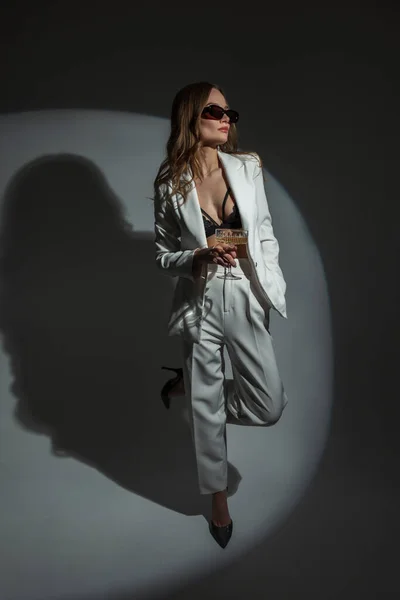 Elegantemente Mujer Bonita Con Gafas Sol Traje Elegante Blanco Con — Foto de Stock