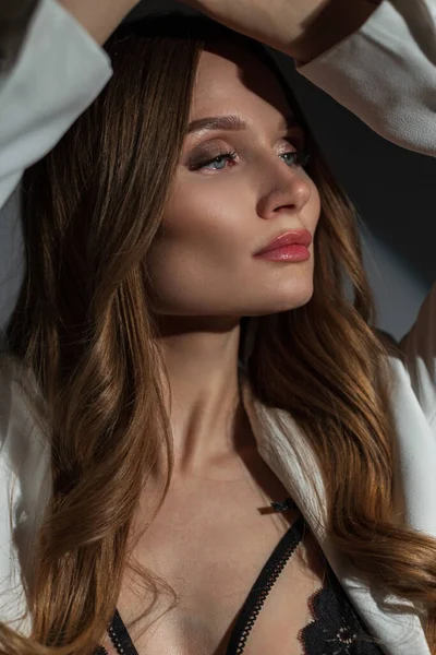 Moda Stüdyosu Bayan Portresi Güzel Zarif Kıvırcık Saçlı Beyaz Takım — Stok fotoğraf