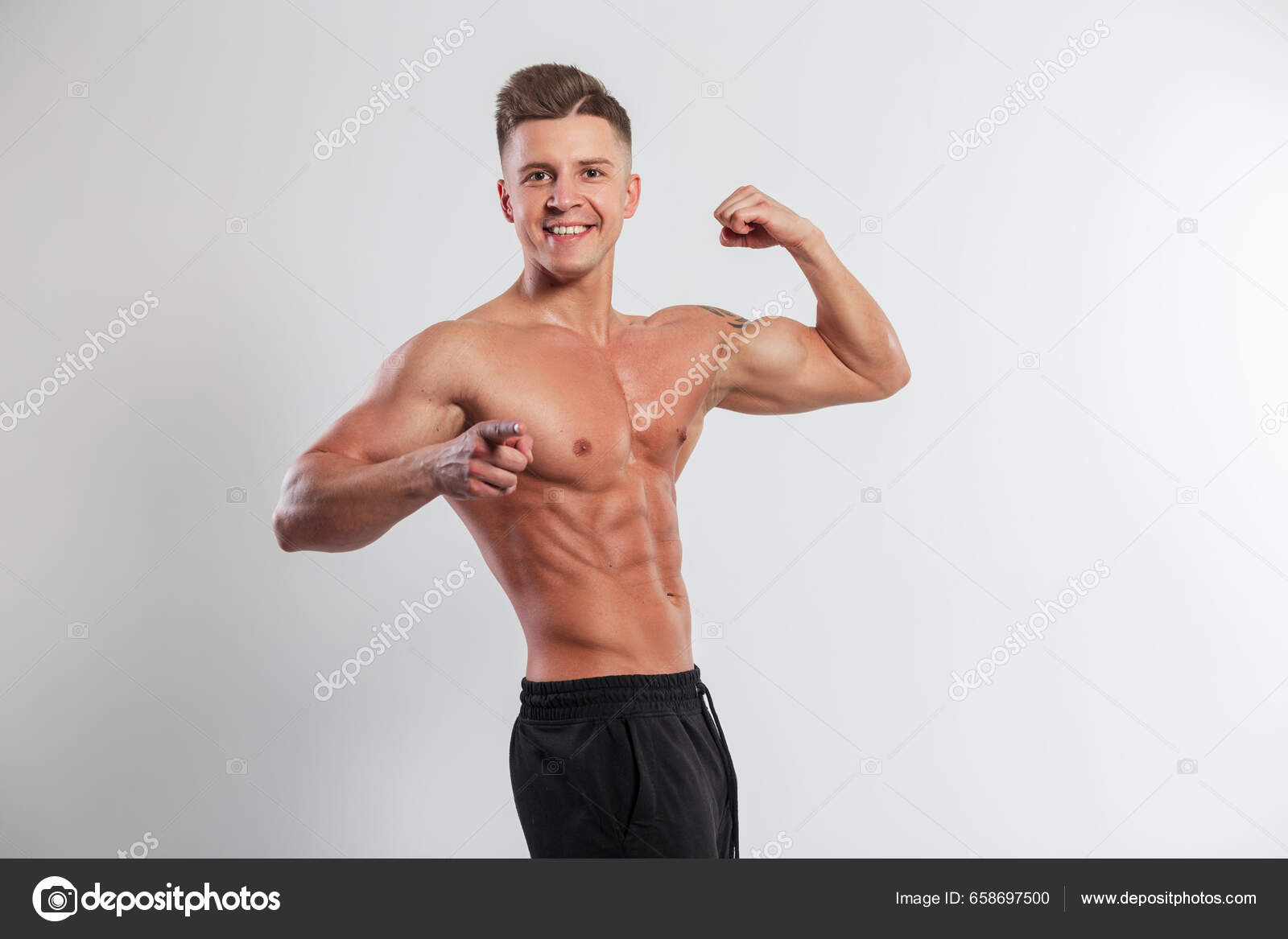 Cool Beau Garçon Bodybuilder Heureux Avec Sourire Avec Corps Musclé — Photo  de stock par ©alonesdj - 658697500