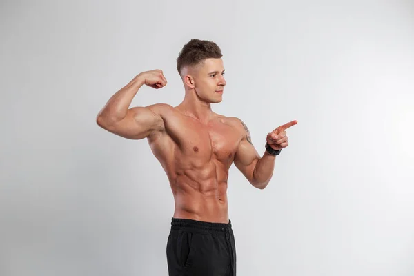 Atlétikai Testépítő Jóképű Srác Izmos Meztelen Test Rázza Bicepszeit Mutat — Stock Fotó