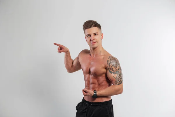 Hezký Zdravý Atletický Muž Svalnatým Tělem Tetováním Paži Ukazuje Biceps — Stock fotografie