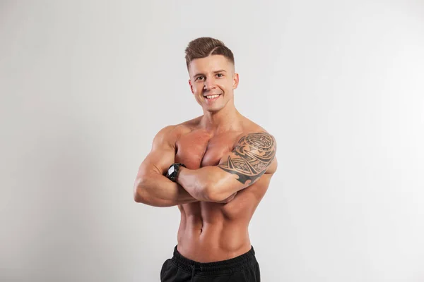 Ευτυχισμένος Υγιής Bodybuilder Άνθρωπος Χαμογελά Μυώδες Γυμνό Σώμα Τατουάζ Λευκό — Φωτογραφία Αρχείου