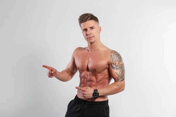 Schwerer Muskulöser Athlet Schöner Mann Mit Nacktem Muskulösen Oberkörper Zeigt — Stockfoto