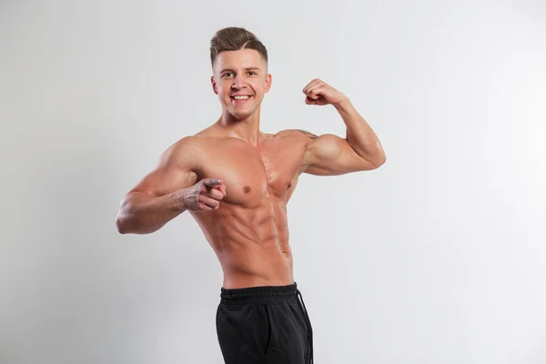 Cooler Gutaussehender Glücklicher Erfolgreicher Bodybuilder Mit Lächeln Und Muskulösem Körper — Stockfoto