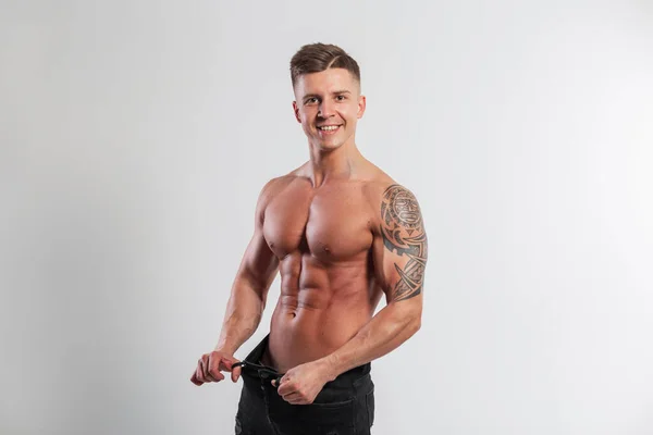 Schöner Athletischer Fitter Mann Mit Muskulösem Körper Der Abgenommen Hat — Stockfoto