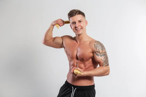 Cooler Gut Gelaunter Athletischer Mann Mit Muskulösem Körper Der Bizeps — Stockfoto