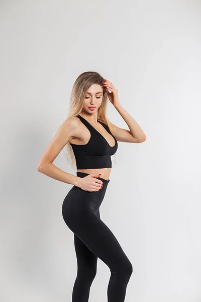 Piękna Młoda Kobieta Pasuje Model Smukłym Body Modnej Czarnej Odzieży — Zdjęcie stockowe