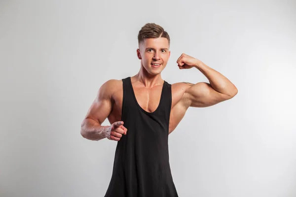 Cool Forte Muscular Homem Preto Esportes Shirt Mostra Bíceps Aponta — Fotografia de Stock