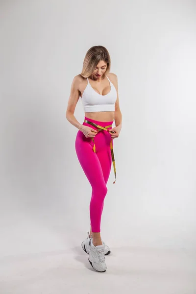 Hermosa Mujer Fitness Con Cuerpo Delgado Ropa Deportiva Con Zapatillas —  Fotos de Stock