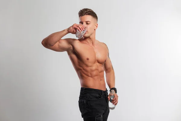 Όμορφος Άνθρωπος Γυμναστικής Υγιές Σώμα Πίνει Νερό Από Ένα Ποτήρι — Φωτογραφία Αρχείου