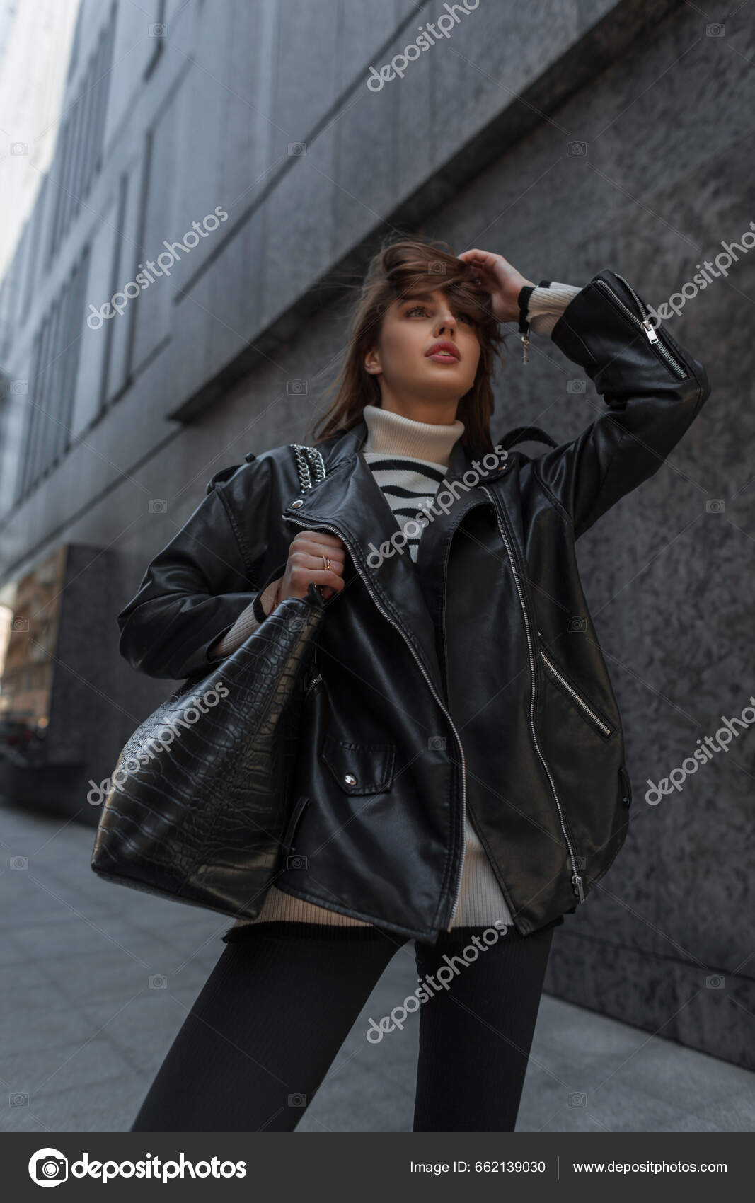 Jolie Femme à La Mode En Tenue Décontractée Se Promène Dans La Rue