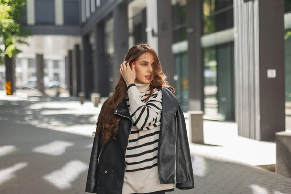 Beautiful Fashionable Stylish Caucasian Girl Black Leather Jacket Sweater Walks — Stock Photo, Image