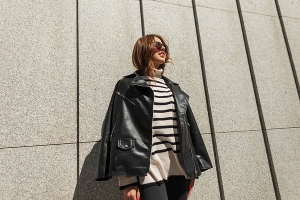 Gelukkig Mooi Jong Mode Urban Rock Meisje Met Zonnebril Een — Stockfoto