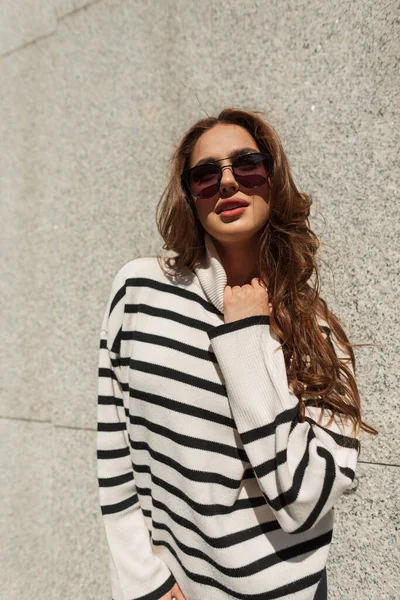 Schönheit Stilvolles Urbanes Mädchen Mit Modischer Sonnenbrille Und Einem Modischen — Stockfoto