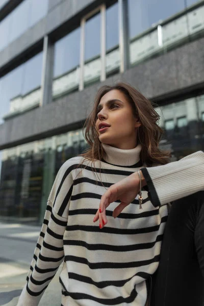 줄무늬 스웨터를 패션의 매력적 이현대 근처의 거리에 — 스톡 사진