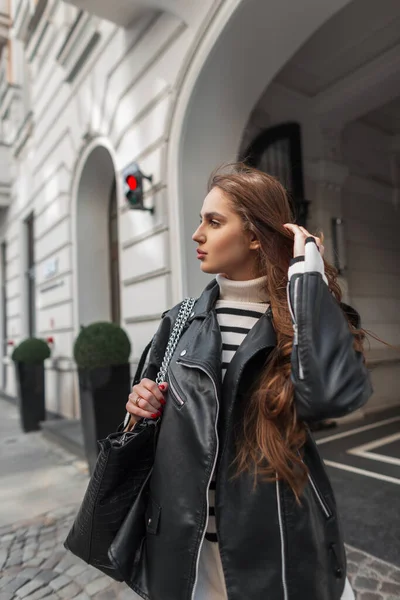 Snygg Vacker Ung Fashionabla Kvinna Modell Mode Casual Rock Kläder — Stockfoto