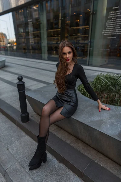 Schöne Modische Sexy Frau Mit Roten Lippen Mit Schlanken Beinen — Stockfoto