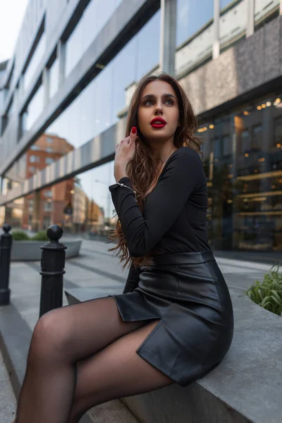 Schöne Modische Stilvolle Elegante Frau Mit Roten Lippen Mit Sexy — Stockfoto