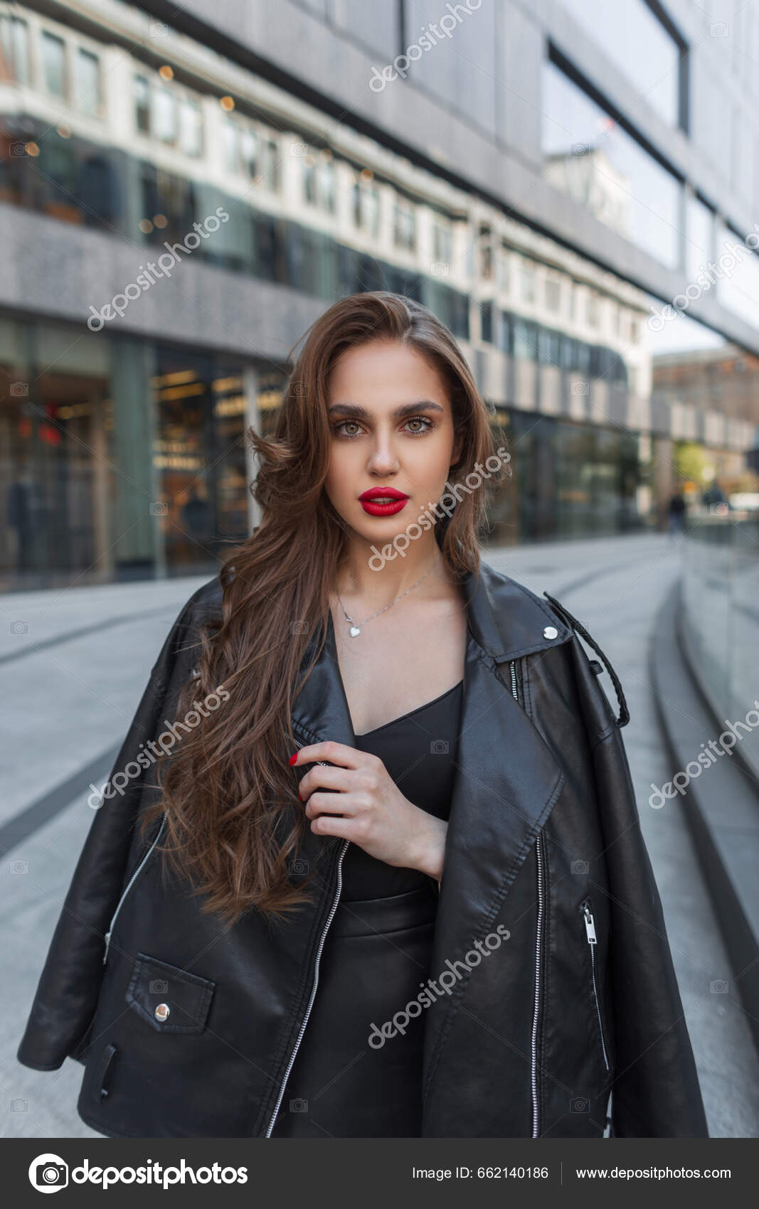 Mulher bonita na moda em roupas de estilo rock casual com jaqueta