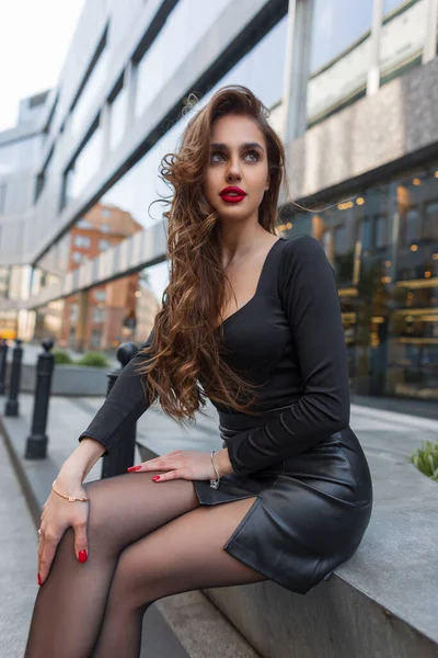 Belle Femme Élégante Mode Avec Des Lèvres Rouges Sexy Jambes — Photo