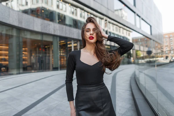 Модная Красивая Молодая Женщина Модель Красными Губами Моде Черная Одежда — стоковое фото