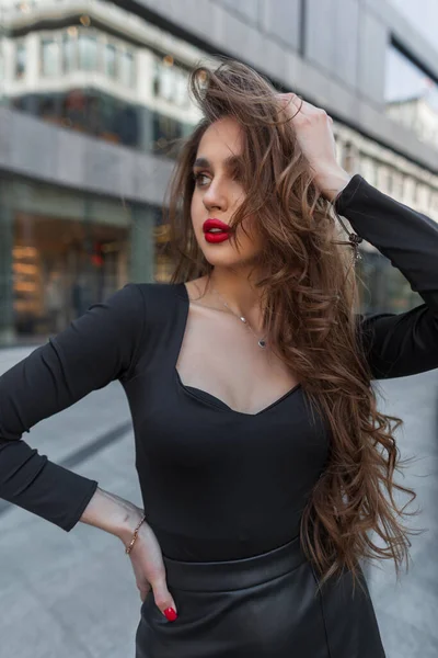 Hermosa Hermosa Chica Morena Moda Con Labios Rojos Ropa Elegante —  Fotos de Stock