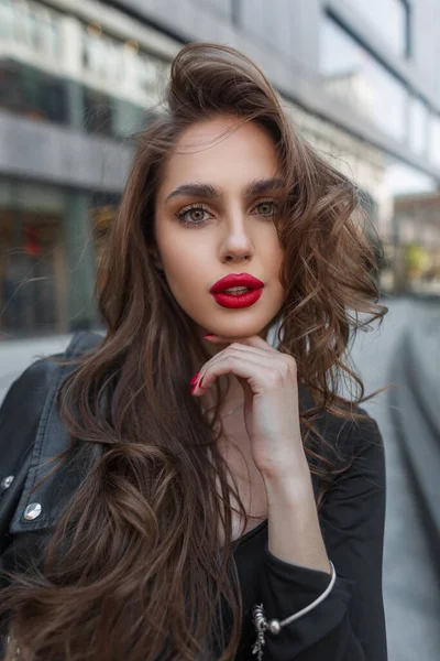 Niesamowite Piękno Uliczny Portret Pięknej Modnej Eleganckiej Kobiety Czerwonymi Ustami — Zdjęcie stockowe