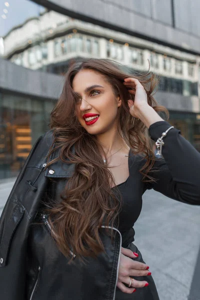 Glad Vacker Fashionabla Mode Chic Kvinna Med Röda Läppar Med — Stockfoto