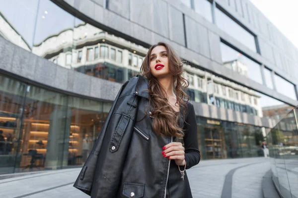时尚时尚时尚女模 时尚黑衣 皮夹克 走在商场附近的城市里 — 图库照片