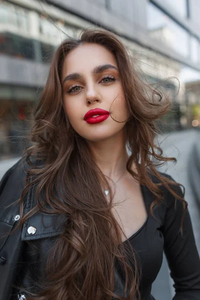 Coole Mode Schönheit Schicke Dame Mit Roten Lippen Lässigem Outfit — Stockfoto