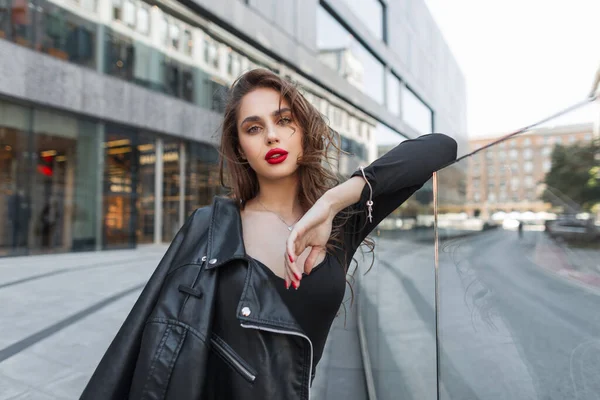 流行のスタイリッシュな都市の岩の服で赤い唇と美しい若いファッショナブルなシックな女の子は 市内の革のジャケット — ストック写真